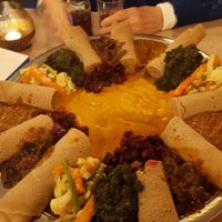 Lekker met je handen eten (met een vork mocht natuurlijk ook wel als je wilde) at Elsie's Ethiopisch in Antwerpen