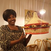 Met een stralende lach brengt ze ons eten. at Elsie's Ethiopisch in Antwerpen