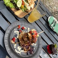 Frühstücksburrito und Bananenpancakes mit Erdnussbutter und Früchten at Konvergenz 53 in Stralsund