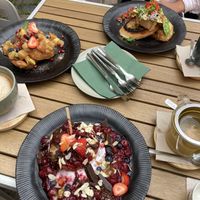 Links: Süße Stulle, oben: herzhafte Stulle, unten: Pancakes - alles vegan natürlich!  at Konvergenz 53 in Stralsund