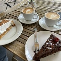 Schwedische Apfeltarte, Schoko Kirsch Kuchen + Cappuccino und Flat White mit Oatly   at Magnolia in Muenster