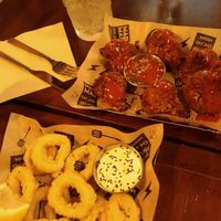 Calamares y buffalo wings de coliflor at Mad Mad Vegan - Chueca in Madrid