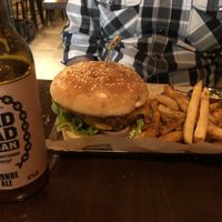 Hamburguesa Rock’n Chick’n con patatas cajún  at Mad Mad Vegan - Chueca in Madrid