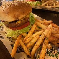 Le burger avec ses frites et la petite sauce vraiment bonne at Mad Mad Vegan - Chueca in Madrid