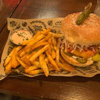 The mad nashville (with cheese) and cajun fries at Mad Mad Vegan - Chueca in Madrid
