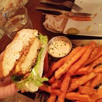 Hamburguesa de "pollo" con boniato at Mad Mad Vegan - Chueca in Madrid