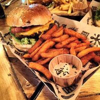 Hamburguesa doble cheese vacon con patatas de boniato at Mad Mad Vegan - Chueca in Madrid