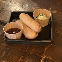 Cheese Sticks mit grüner Aioli und Beerenjam  at Mad Mad Vegan - Chueca in Madrid