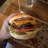 A double cheese vacon estaba espectacular! Mis dieses  at Mad Mad Vegan - Chueca in Madrid