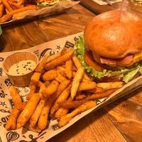 Hamburguesa de queso y bacon veganos con filete de Heura  at Mad Mad Vegan - Chueca in Madrid