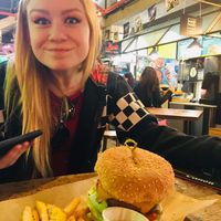 Una PASADA!!! 

💝 Ricissssima TODO 💝

Las Hamburguesas 🍔 de BeyondMeat ‘para morirse’ 🤪😘🤪

💋Salsas caseras💋

Las patatas 🥔 fritas hechas a mi at Mad Mad Vegan - Chueca in Madrid