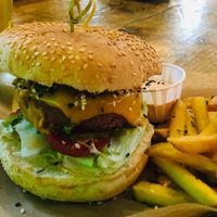 Una PASADA!!! 

💝 Ricissssima TODO 💝

Las Hamburguesas 🍔 de BeyondMeat ‘para morirse’ 🤪😘🤪

💋Salsas caseras💋

Las patatas 🥔 fritas hechas a mi at Mad Mad Vegan - Chueca in Madrid