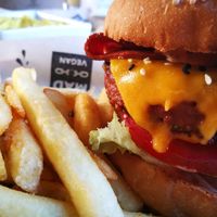 Burger con la Beyond Meat y algo de Vacon. ¡Riquísimo! at Mad Mad Vegan - Chueca in Madrid