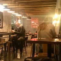 Agradable y con buen sonido at Mad Mad Vegan - Chueca in Madrid