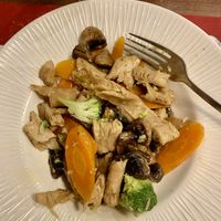 Pollo vegano con verduras y champiñones. Delicioso 😋  at Adega Regional in Elvas