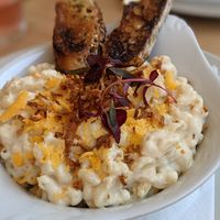 Mac and sheese with garlic bread at The Sly Fox in Edinburgh