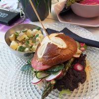 burger ze szparagami (menu sezonowe) / burger with asparagus (seasonal menu) at Byczyn in Poznan