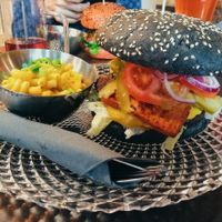 Black cheeseburger with mac'n'cheese at Byczyn in Poznan
