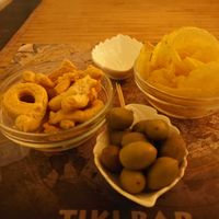 apero snacks (taralli, olive & patatine) at Jolly Roger in Lecce