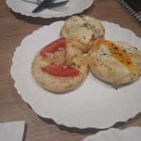 Rodízio de mini esfiha não tem opção vegana, só vegetariana. E pelo que vi do cardápio, as esfihas levam queijo na base. at Arab's in Rio De Janeiro