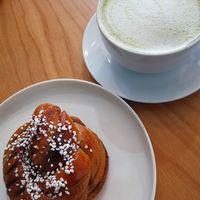 Zimtschnecke mit Matcha-Latte at Dauns in East London