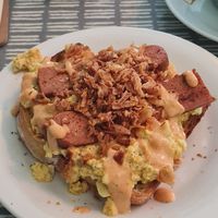 Scrambled tofu, seiten sausage on sourdough toast. Would  definitely visit again 💚 at Dauns in East London