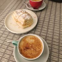 Oat cappuccino en almond croissant at Dauns in East London
