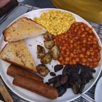 full vegan breakfast at Dauns in East London