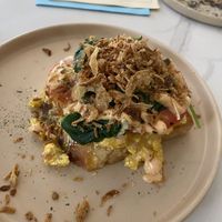 Scrambled tofu with spinach and tomato: tasty and creamy at Dauns in East London