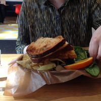 Mac & Cheese sandwich with a side salad and chips at Delivore in Stockholm