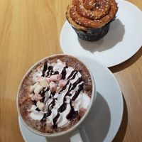 Cocoa with marshmallows and cinnamon bun at Delivore in Stockholm