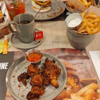 Cauliflower wings and vegan burger at Ellis Gourmet Burger in Liege