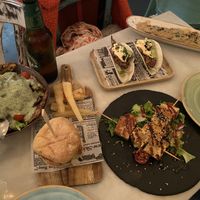 Salade cesar, seitan aux champignons, tacos, brochettes tofu teriyaki et d’autres choses  at MariCastaña in Almeria