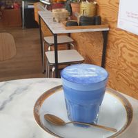 Blue latte at L'Alchimiste in Brussels