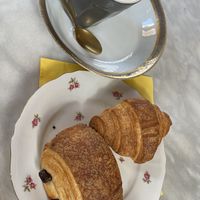 Latte Macchiato, pain au chocolat et croissant 🌱  at L'Alchimiste in Brussels