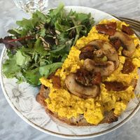 Scrumbled tofu toast at L'Alchimiste in Brussels