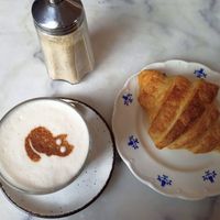 Chai latte and croissant at L'Alchimiste in Brussels