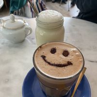 Hot choclate and vanilla milkshake at L'Alchimiste in Brussels