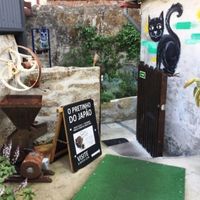 Entrance for the outside space at O Pretinho do Japão in Porto