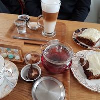 tea, latte and cake at The Gulliver Tree in Bruges