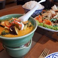 red curry and garlic tofu at Nakhon Thai in Bruges