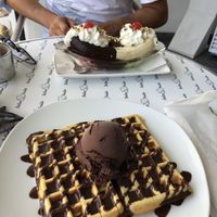 Vegan waffle with chocolate icecream and a (non-vegan) bananasplit at Italian Freddo in Albufeira