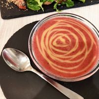 Brocheta y gazpacho de remolacha  at La JunGla in Valencia