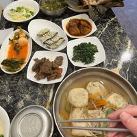 Dumpling Soup, Lotus Leaves Rice and side dishes   at Pyeonhan Jipbap - 편한집밥 in Busan