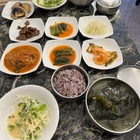 Seaweed soup and side dishes   at Pyeonhan Jipbap - 편한집밥 in Busan