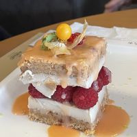 A sobremesa vegan que é um cheesecake em forma de francesinha! Sempre muito originais, com sabores frescos, naturais e verdadeiramente de chorar por mais at Tudo aos Molhos in Sao Joao Da Madeira