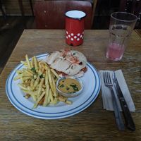 Pulled Porc Burger with fries and Cheese Sauce at Szabad Bisztro in Budapest