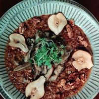 Risoto vermelho c/ shitake: Arroz vermelho, queijo de castanhas, gorgonzola veg, nozes torradas, peras secas e shitake refogado no azeite de ervas e alho-poró ($92) at Banana Verde in Sao Paulo