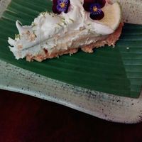 Torta de limão siciliano: Base de granola crocante e castanhas, creme de limão siciliano. Adoçada com açúcar demerara orgânico. at Banana Verde in Sao Paulo