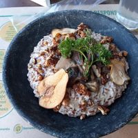 Risoto com arroz vermelho, cogumelos, gorgonzola, nozes e pêra at Banana Verde in Sao Paulo